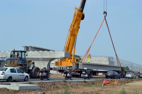 Ocoliţi giraţia din Calea Aradului! Constructorii montează grinzile pasajului peste DN 79 (FOTO)