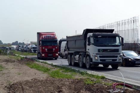 Ambuteiaje la ieşirea spre Arad. Constructorii montează grinzile pasajului peste DN 79 (VIDEO)