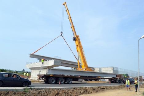 Ocoliţi giraţia din Calea Aradului! Constructorii montează grinzile pasajului peste DN 79 (FOTO)