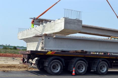 Ocoliţi giraţia din Calea Aradului! Constructorii montează grinzile pasajului peste DN 79 (FOTO)