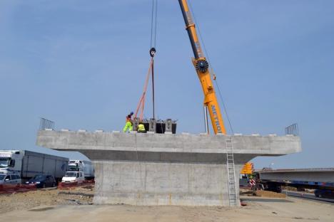 Ocoliţi giraţia din Calea Aradului! Constructorii montează grinzile pasajului peste DN 79 (FOTO)