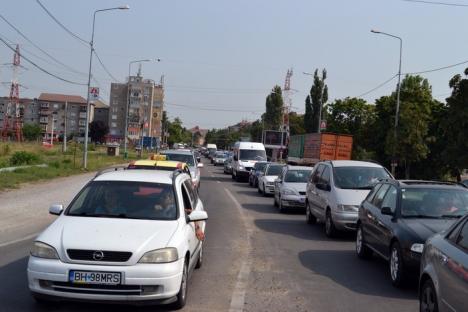 Ocoliţi giraţia din Calea Aradului! Constructorii montează grinzile pasajului peste DN 79 (FOTO)