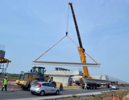 Ocoliţi giraţia din Calea Aradului! Constructorii montează grinzile pasajului peste DN 79 (FOTO)