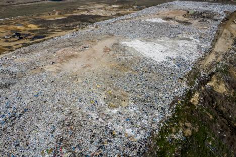 Muntele gunoaielor: Un munte de deșeuri, crescut la marginea Oradiei, va fi îngropat definitiv. Imagini inedite de la halda din Episcopia! (FOTO)