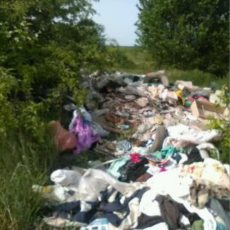 Cât să umple 71 de TIR-uri! Comisarii de mediu au găsit mormane de mizerii la marginea oraşelor şi satelor din Bihor (FOTO)