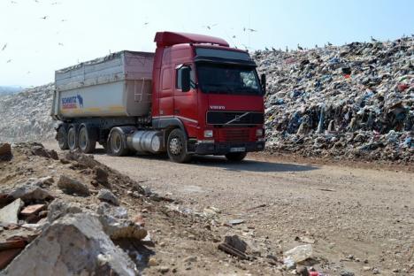 Coadă la gunoi! Depozitarea deşeurilor din Cluj formează cozi de camioane la intrarea în halda ecologică
