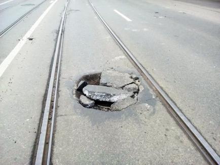 Atenţie la groapă! Zeci de şoferi din Oradea reclamă că şi-au rupt roţile într-o gură de canal din Bulevardul Magheru (FOTO)