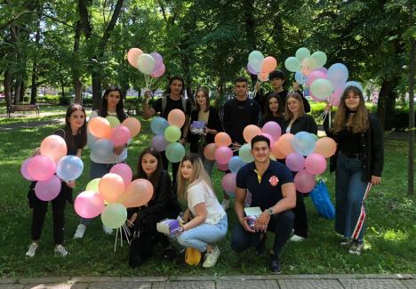 Un grup de voluntari din Oradea adună cărţi pe care să le vândă în scop caritabil
