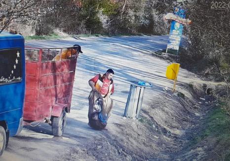 Prinși pe camere! Șoferi amendați cu 35.000 lei, după ce au aruncat gunoaie pe marginea unor drumuri din Bihor (VIDEO)