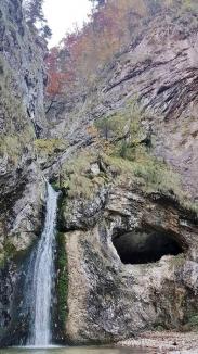Turiştii care au mers la Cascada Oşelu, întâmpinaţi de un munte de gunoaie (FOTO)