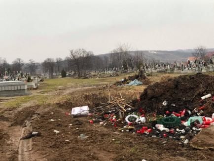 Cimitirul din Episcopia: Noroaie până la genunchi şi munţi de gunoaie (FOTO)