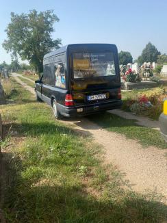Rugăciuni degeaba: Firmă de pompe funebre, amendată de Garda de Mediu din cauza... gunoaielor din cimitirul Salonta (FOTO)