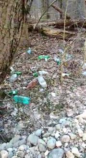 Defileul gunoaielor: Promenada făcută ilegal în defileul Crișului Repede s-a umplut cu flacoane de bere goale și zdrențe (FOTO/VIDEO)