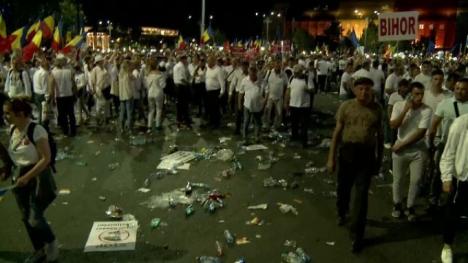 Piaţa gunoaielor: Tone de mizerii au rămas în urma manifestanţilor PSD (FOTO)