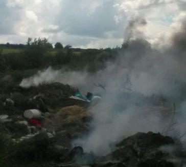 Şi primăriile încalcă legea! O primărie din Bihor, amendată pentru că a incendiat gunoaie, alta pentru că a încercat să le îngroape