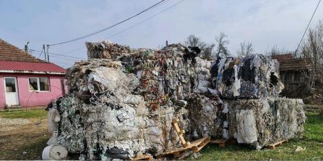 Gunoaie aduse ilegal din Italia, în Bihor. Comisarii de mediu au făcut plângere penală (FOTO)