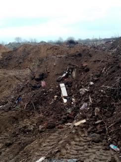 Primărie din Bihor, prinsă în flagrant când îngropa gunoaie lângă o arie protejată. Garda de Mediu îi confiscă utilajul! (FOTO/VIDEO)