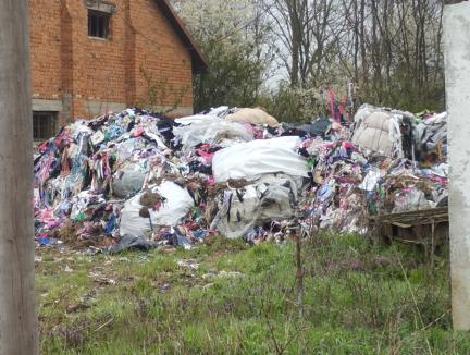 Gunoaie cu defecte: Ce explicație a dat un bihorean pentru mormanele de deșeuri „răsărite” pe proprietatea sa (FOTO)