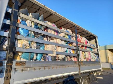 Un nou transport de gunoaie, întors în vama Borş. Peste 15 tone de textile degradate şi urât mirositoare urmau să ajungă la o firmă din Oradea (FOTO)