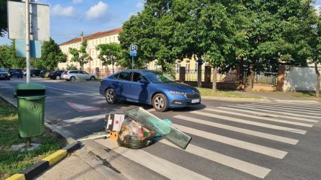 Demonstrație de tupeu: A lăsat gunoaiele pe o trecere de pietoni din Oradea! (FOTO)