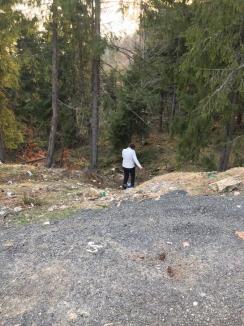 Flagrant în pădure: Cum a fost prinsă patroana unei pensiuni din Vârtop aruncându-şi gunoaiele în natură (FOTO)