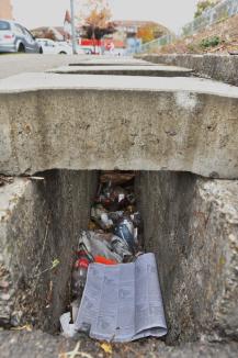 Inundaţii cu gunoaie: Nesimţirea unora umple rigolele din Oradea cu deşeuri (FOTO)
