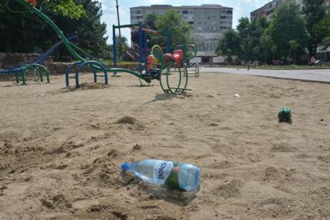 Mizerabil! Parcul Magnoliei din Oradea este plin de gunoaie, pentru că Primăria n-are contract de curăţenie (FOTO)