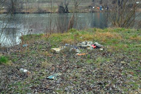 Maluri... nespălate: Malurile Crişului Repede în Oradea sunt ticsite de gunoaie (FOTO)