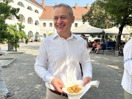 Plăcinte de Beiuș, toroș, sarmale cu păsat, gulaș și scoverzi, gata de degustat în Cetatea Oradea. Rețetele tradiționale din Bihor au fost adunate într-o carte (FOTO/VIDEO)