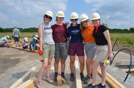 Elevi şi profesori din Irlanda, voluntari pe şantierul Habitat din Beiuş