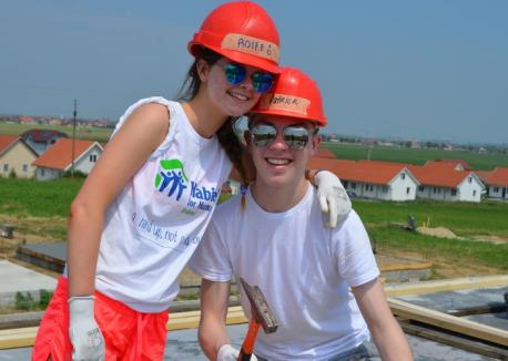 100 pentru Bihor: Elevi străini construiesc 9 case în Beiuş, Oradea şi Sîntandrei