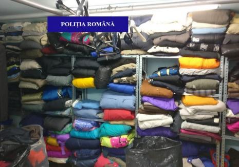 Percheziții ale polițiștilor antifraudă: Sute de bijuterii de valoare și mii de produse de îmbrăcăminte, găsite într-un apartament din Oradea (FOTO)