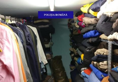 Percheziții ale polițiștilor antifraudă: Sute de bijuterii de valoare și mii de produse de îmbrăcăminte, găsite într-un apartament din Oradea (FOTO)