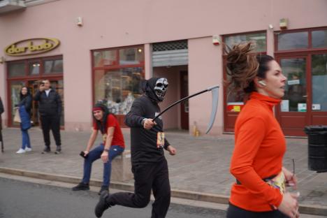 Sute de personaje „înspăimântătoare” au alergat prin centrul Oradiei la prima ediție a Halloween City Race (FOTO/VIDEO)