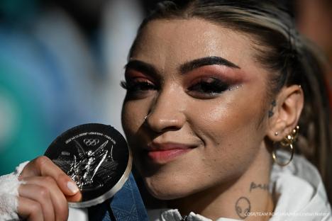 Ea este tânăra de 21 de ani care a adus României prima medalie olimpică din istorie la haltere feminin (FOTO/VIDEO)