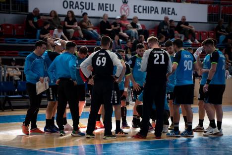 CSM Oradea s-a impus în faţa celor de la CSO Teutonii Ghimbav şi a urcat pe locul 3 în play-off-ul Diviziei A la handbal masculin (FOTO)