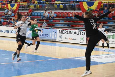 Vedetele handbalului feminin din România şi din Ungaria au jucat la Oradea. Cristina Neagu, întâmpinată cu flori (FOTO)