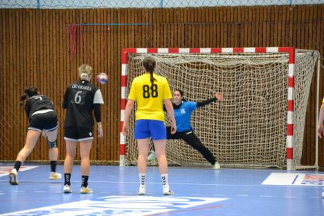 Handbal feminin: Nemulţumit de arbitraj, antrenorul CSU Oradea a scos, pentru un minut, echipa de pe teren în jocul de la Baia Mare (FOTO)