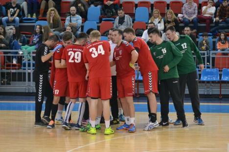 Handbaliştii CSM Oradea au cedat în faţa liderului, dar au impresionat prin joc (FOTO)