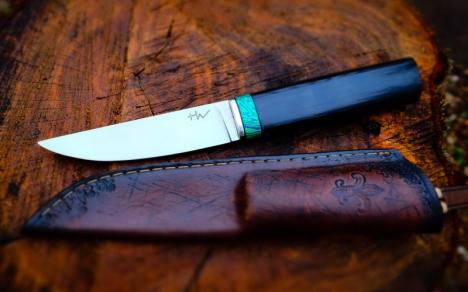 Maestrul cuţitelor: Un orădean are o îndeletnicire „tăioasă”, fabricând cuţite unicat, ce ajung în colecţiile unor pasionaţi de pretutindeni (FOTO)