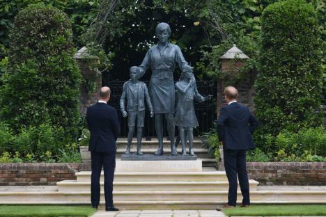 Prinţii William şi Harry au dezvelit o statuie a mamei lor, prinţesa Diana, în ziua în care ar fi împlinit 60 de ani (FOTO / VIDEO)