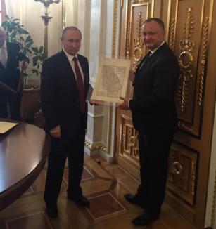 Putin i-a făcut cadou lui Dodon harta 'Moldovei Mari', care cuprinde şi provincia românească Moldova, Bucovina şi Dobrogea