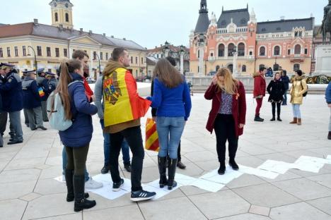 La invitaţia studenţilor, aproximativ 200 de orădeni au „desenat” în Piaţa Unirii o hartă a României cu trupurile lor (FOTO/VIDEO)