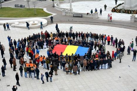La invitaţia studenţilor, aproximativ 200 de orădeni au „desenat” în Piaţa Unirii o hartă a României cu trupurile lor (FOTO/VIDEO)