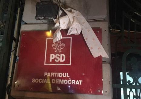 Proteste anti-Guvern în Bucureşti şi în ţară: Un bărbat a aruncat cu hârtie igienică în curtea PSD şi a fost amendat