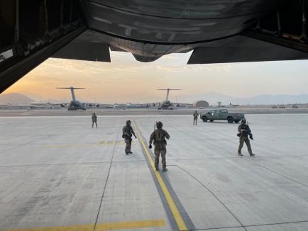 Aeronava Hercules a evacuat din Afganistan un român care lucra pentru o agenție NATO. Alți români n-au ajuns la timp pe aeroportul din Kabul (FOTO)