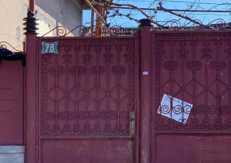 Glumă proastă! Locuitorii din Holod au intrat în panică după ce s-au trezit cu mesajul 'carantină COVID-19' pe porţi (FOTO)