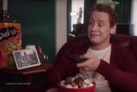 Singur acasă, după 28 ani: Macaulay Culkin a recreat scene celebre într-o reclamă (VIDEO)