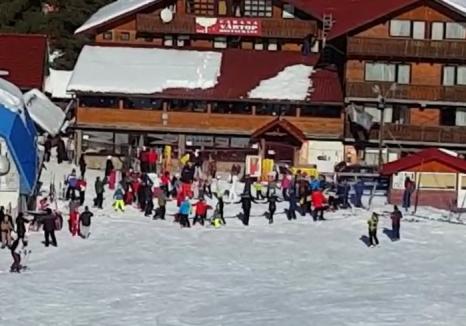 Mica Unire, în costum de schi: Turiştii au dansat Hora Unirii la baza pârtiei de la Arieşeni (VIDEO)