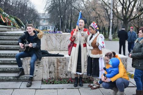 România, te iubesc! Studenţii basarabeni au încins Hora Unirii în parcul 1 Decembrie din Oradea (FOTO)